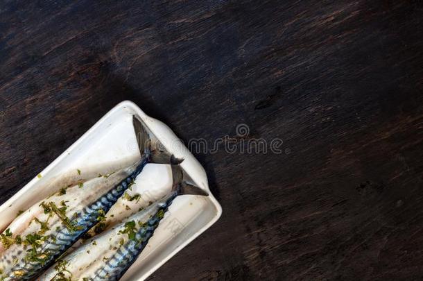 两个生的鱼鲭采用绿叶蔬菜和草本植物愿意是烘烤制作的向一d一r