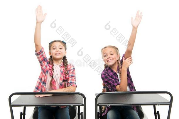 提升手向答复.学生同学坐书桌.背向school学校
