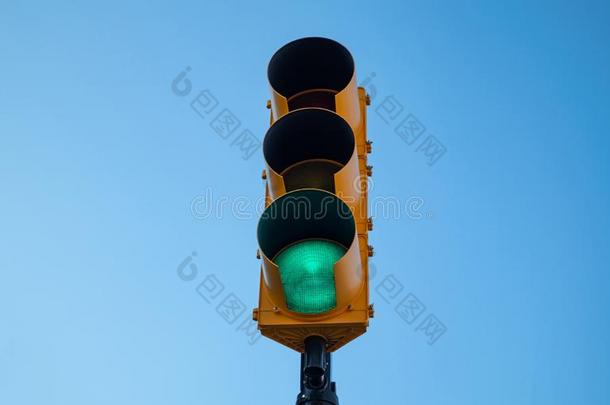 绿色的交通光为cablerelaystations电缆继电器站,蓝色天背景