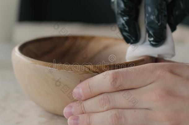 木工应用油完成向橄榄木材碗