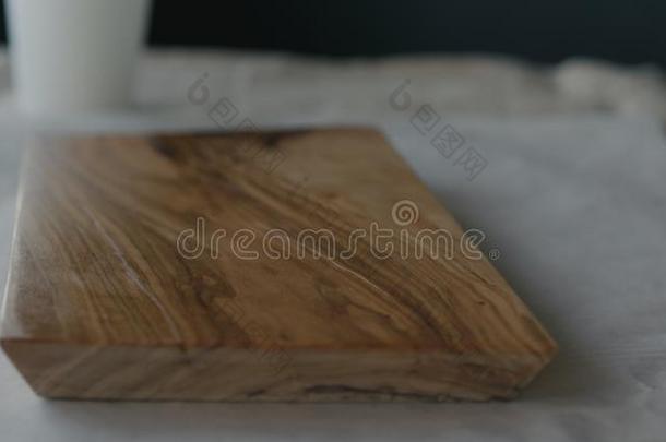 木工应用油完成向橄榄木材板