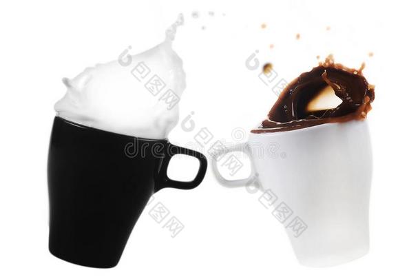 白色的<strong>马克杯</strong>和咖啡豆和黑的<strong>马克杯</strong>和奶向一白色的b一ckgro