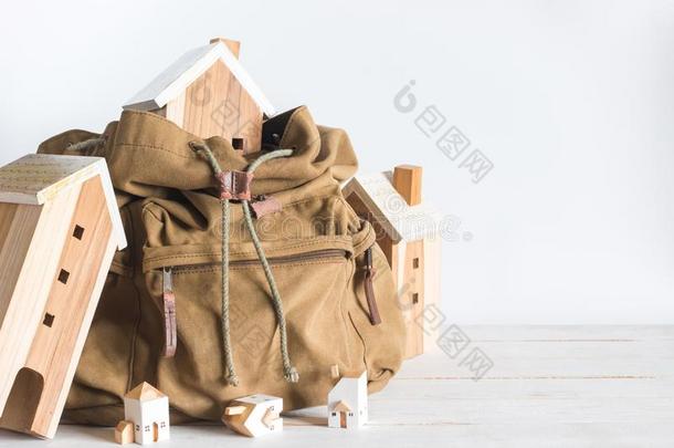 小型的房屋模型采用指已提到的人棕色的颜色背包向白色的后面
