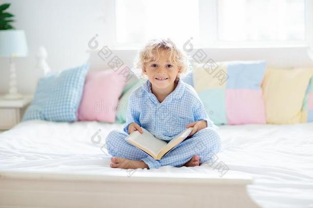 小孩阅读书采用床.小孩阅读采用床room