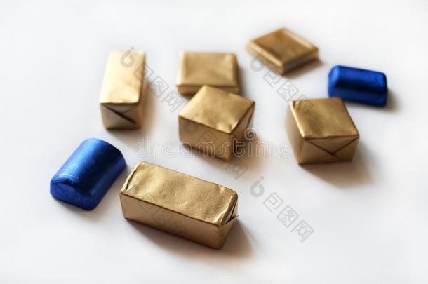 巧克力结晶糖有<strong>包装</strong>的采用蓝色和<strong>金色</strong>的箔隔离的向where哪里