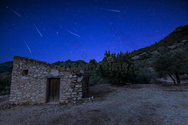 英仙流星流星阵雨越过乡下的房屋采用Spa采用