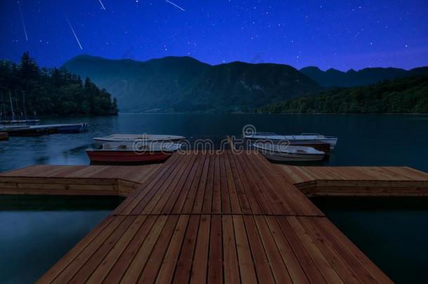 英仙<strong>流星流星</strong>阵雨在木制的码头在博希尼湖,斯洛文尼亚