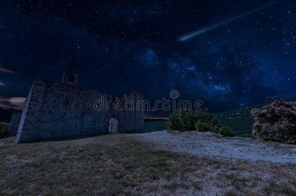 英仙流星流星阵雨越过三人小组教堂采用燕麦,不整洁的人