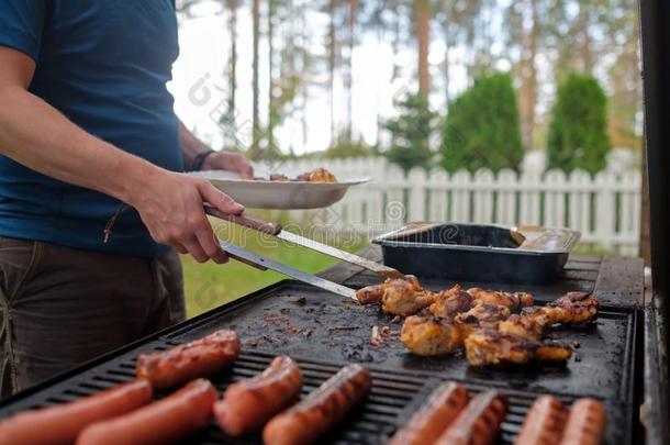 美味的腊肠和鸡木头支架是喝醉了的向barbecue吃烤烧肉的野餐