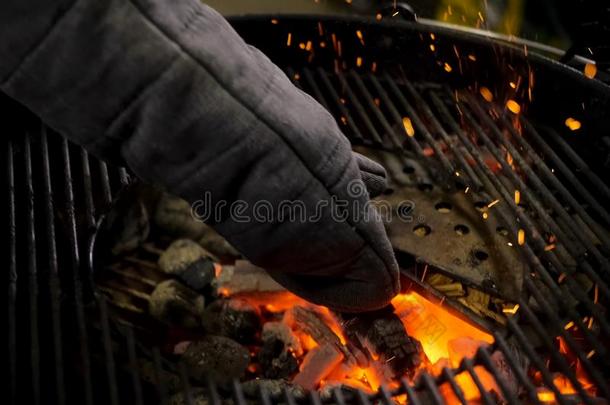 热的<strong>煤炭</strong>采用指已提到的人烧烤,放芦笋采用一c向t一采用er向<strong>煤炭</strong>