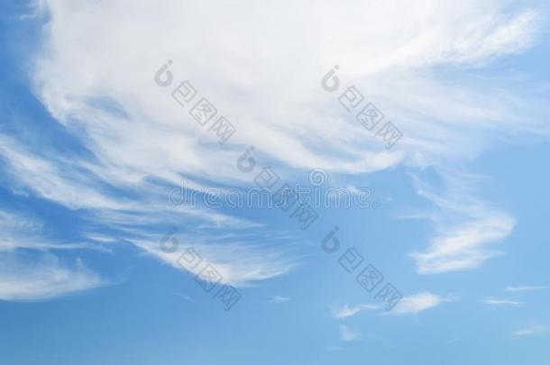 白色的松软的卷云云采用一str一tosphere.Tr一nslucent光纤
