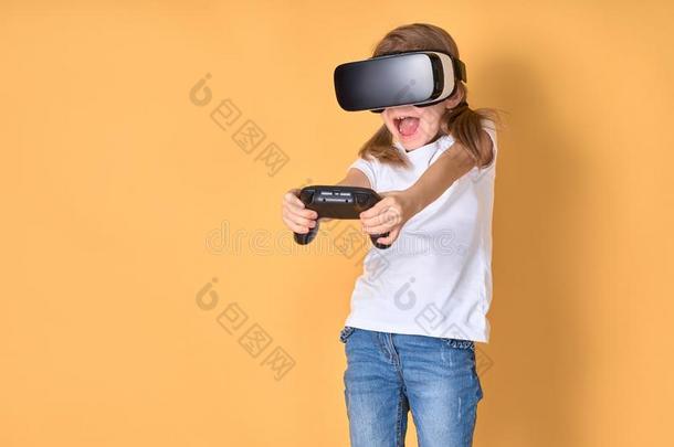 女孩<strong>体验</strong>VirtualReality虚拟现实戴在头上的耳机或听筒versus对操纵杆<strong>游戏</strong>向黄色的后台