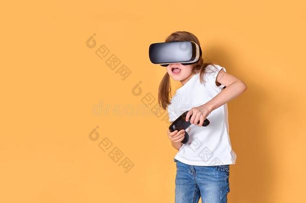 女孩<strong>体验</strong>VirtualReality虚拟现实戴在头上的耳机或听筒versus对操纵杆<strong>游戏</strong>向黄色的后台