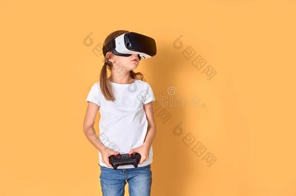 女孩<strong>体验</strong>VirtualReality虚拟现实戴在头上的耳机或听筒versus对操纵杆<strong>游戏</strong>向黄色的后台