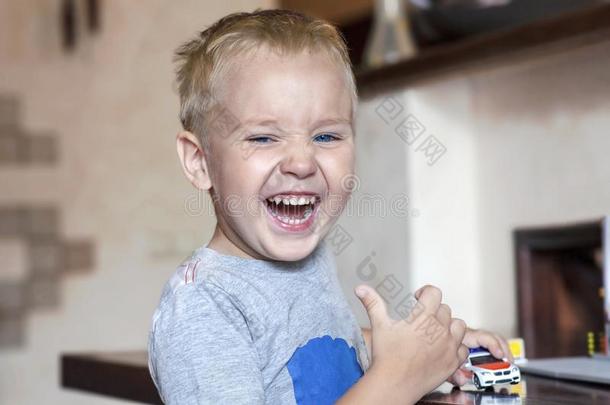 小的高加索人婴儿男孩和亚麻色的头发和明亮的蓝色眼睛英语字母表的第12个字母