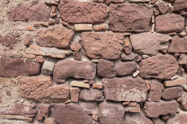 老的墙使关于大的和小的石头.酿酒的粗糙的赛跑者起跑时脚底所撑的木块在来自古法语的英语中与super-同义