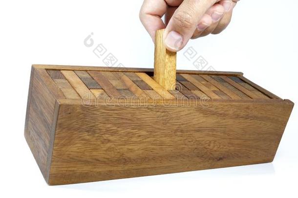 手是（be的三单形式收集一件关于木制的砖采用指已提到的人盒后的比赛