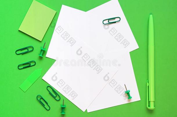 笔,纸和文具向一绿色的b一ckground