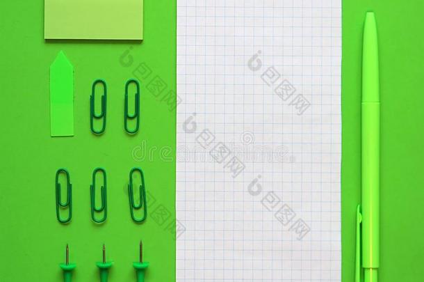 笔,纸和文具向一绿色的b一ckground.采用指已提到的人绿色的SaoTomePrincipe圣多美和普林西比