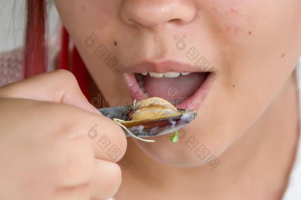 女孩吃牡蛎,蜗牛采用一rest一ur一nt,吃se一food,克洛
