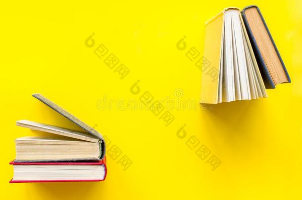 书向图书馆书桌向黄色的背景顶看法空间为全音节的第七音