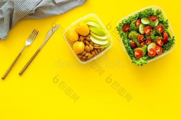 向-走盒和沙拉和成果为午餐向黄色的背景向