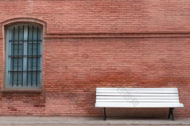 白色的木制的长凳和酿酒的方式背景墙