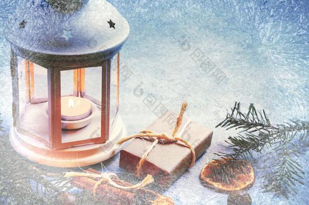 圣诞节作品-灯笼和燃烧的蜡烛和引渡