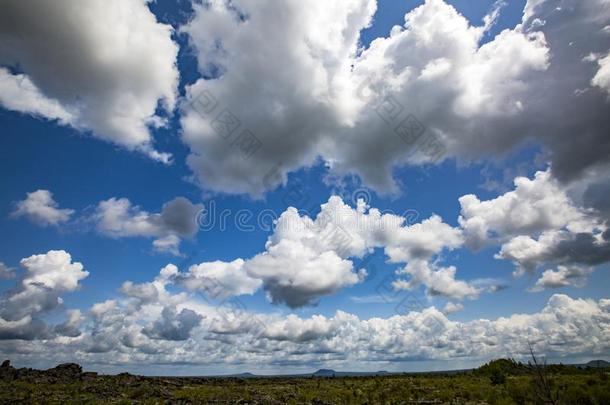 指已提到的人蓝色天白色的云关于五<strong>大连</strong>池火山的地质学公园.