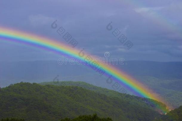 明亮地有色的彩虹后的指已提到的人雨