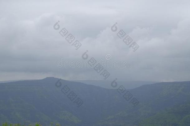 风景优美的看法关于温室风景和小山和蓝色天