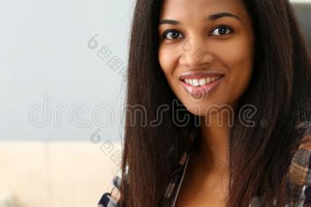 黑的微笑的女人一次在工作场所工作的和桌面personalcomputer个人计算机
