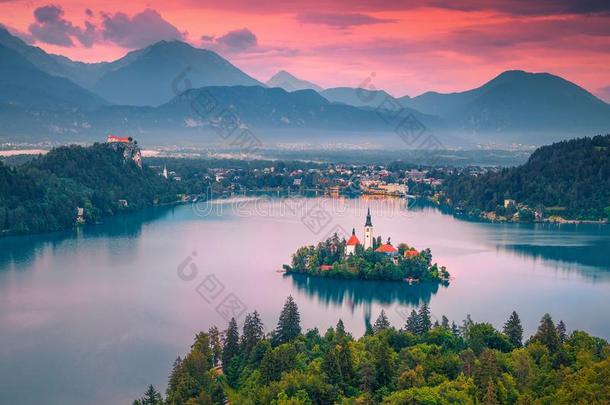 令人惊异的朝圣之旅教堂和湖流血在日落,斯洛文尼亚,europaeisk欧洲人