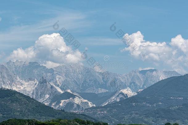 白色的大理石山关于卡拉拉采用意大利