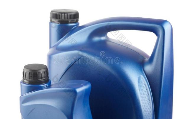 两个蓝色塑料制品小罐为机器油在外部标签