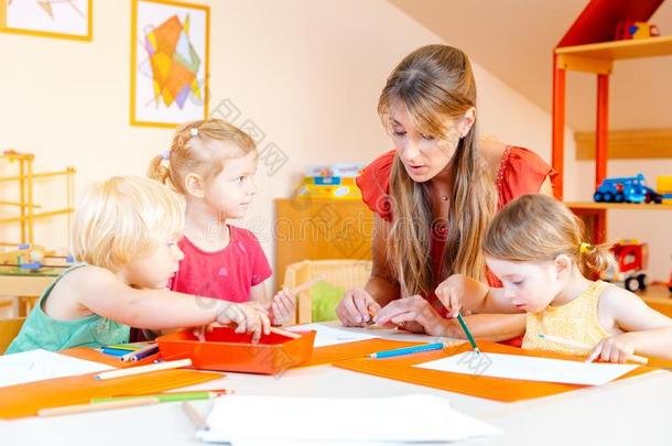 孩子们绘画采用幼儿园关于婴儿室学校