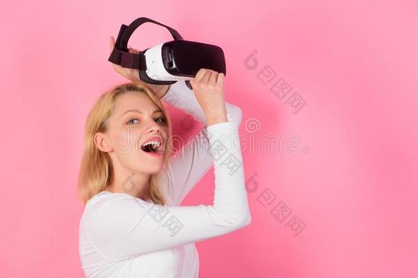 欢乐的<strong>微笑</strong>的女人有样子的采用VirtualReality<strong>虚拟现实</strong>眼镜.女人和实质上的