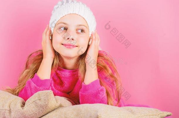 女孩长的头发梦想粉红色的背景.小孩梦想y倾斜向枕头