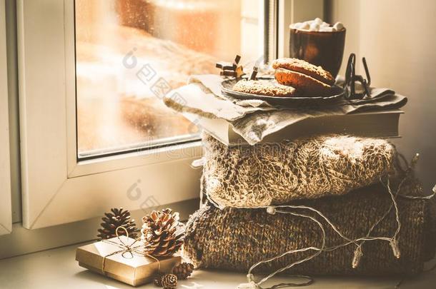 圣诞节窗窗台背景和书,可可和甜饼干