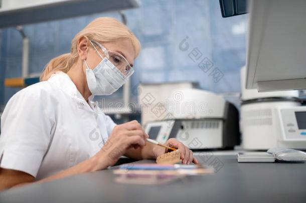 牙齿的技术人员制造人造的牙采用实验室.