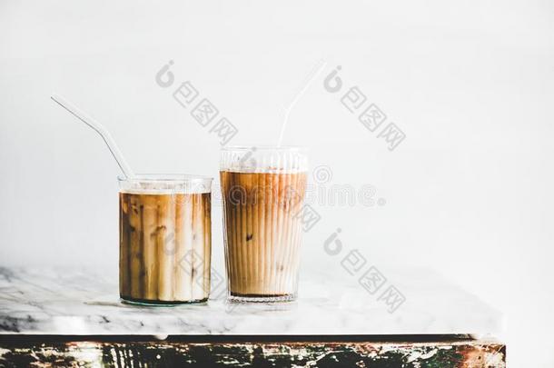 冰冷的拿铁咖啡咖啡豆采用眼镜和稻草,惠特墙背景