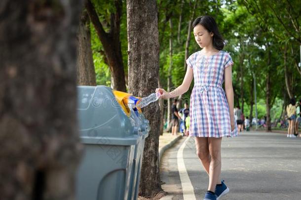 亚洲人小的小孩女孩手佃户租种的土地塑料制品瓶子,放置熟石膏