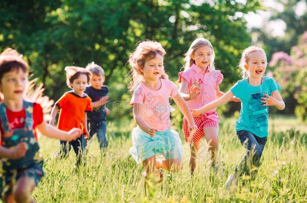 大大地组关于小孩,朋友男孩和女儿跑步采用指已提到的人公园