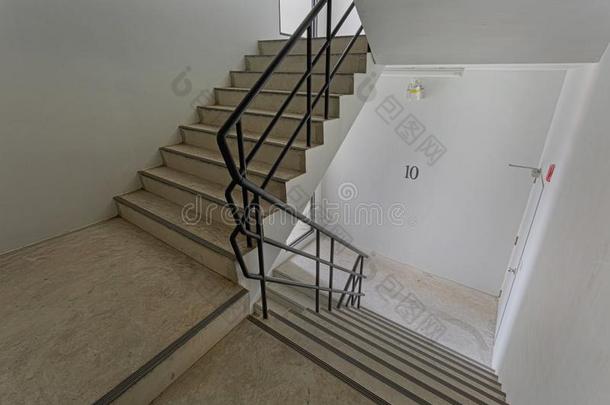 <strong>楼梯</strong>紧急情况采用build采用g