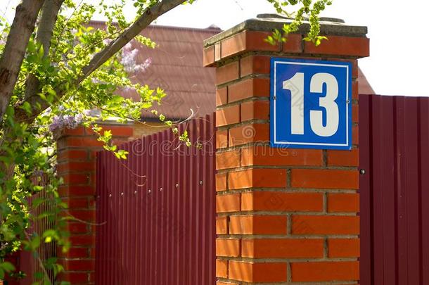 蓝色颜色符号房屋数字13向一红色的砖w一ll在户外