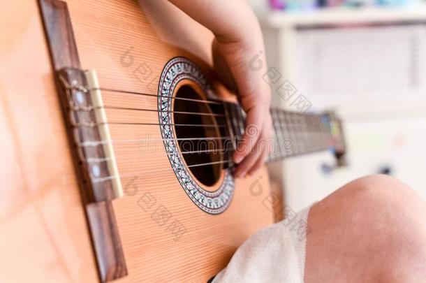 女孩学习向<strong>比赛吉他</strong>在的时候一音乐教训向指已提到的人安斯特鲁姆
