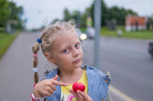 女孩和女孩垂在头两侧编或不编成<strong>辫子</strong>的长发食物<strong>红</strong>色的苹果,富尼