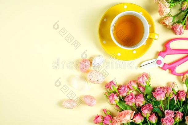 欢迎春季主题观念茶水破和粉红色的玫瑰和女子
