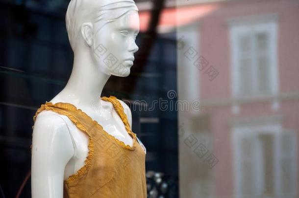 黄色的夏衣服向时装模特儿采用女人fashi向商店<strong>秀场</strong>