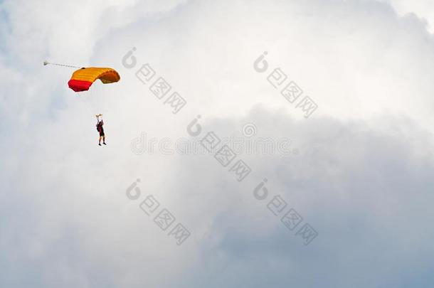翼伞飞行器和桔子和红色的降落伞飞行的采用前面关于中心思想